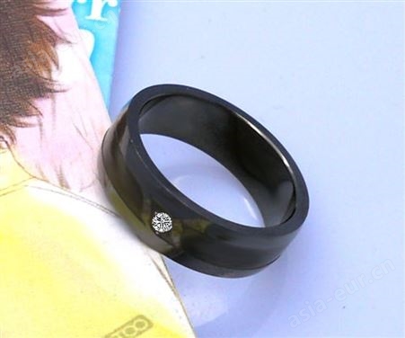 今泊二｜设计师款式生产精致钛钢镶钻石黑色指环 韩版间立体沙情侣戒指批发